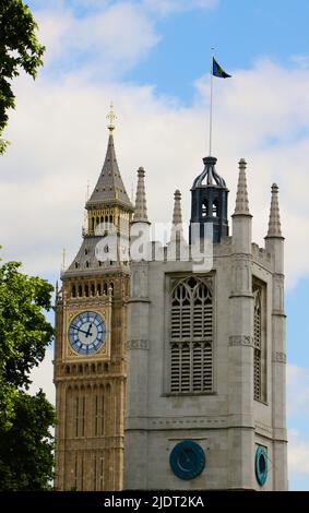 St. Margaret's Church Tower mit renoviertem Elizabeth Tower Big Ben hinter London England UK 2022 Stockfoto