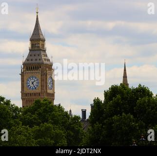 Renovierter Elizabeth Tower Big Ben vom Trafalgar Square London England UK 2022 aus gesehen Stockfoto