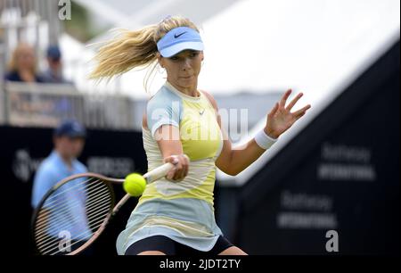 Katie Boulter (GB) spielt auf dem Center Court im Rothsay International, Devonshire Park, Eastbourne, 21.. Juni 2022 Stockfoto