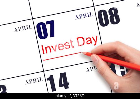 7. Tage im April. Hand zeichnen rote Linie und schreiben Sie den Text Invest Day am Kalenderdatum 7. April. Geschäfts- und Finanzkonzept. Frühling Monat, Tag Stockfoto