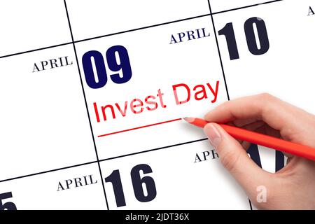 9. Tage im April. Hand zeichnen rote Linie und schreiben Sie den Text Invest Day am Kalenderdatum 9. April. Geschäfts- und Finanzkonzept. Frühling Monat, Tag Stockfoto