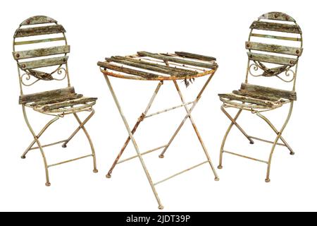 Verrostete Gartenstühle und Tisch isoliert auf weißem Hintergrund Stockfoto