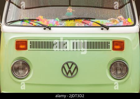 ROSMALEN, NIEDERLANDE - 8. JANUAR 2017: Nahaufnahme der Front eines alten Volkswagen Transporter Busses in Rosmalen, Niederlande Stockfoto