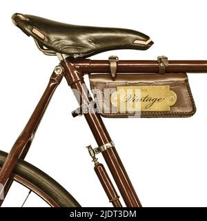 Detail eines Vintage-Fahrrads mit Ledersattel und Tasche isoliert auf weißem Hintergrund Stockfoto