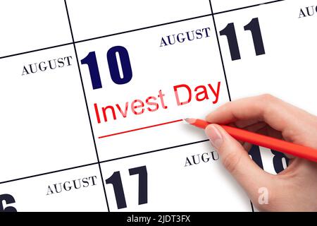 10. Tage im August. Hand zeichnen rote Linie und schreiben Sie den Text Invest Day am Kalenderdatum 10. August. Geschäfts- und Finanzkonzept. Sommermonat, da Stockfoto