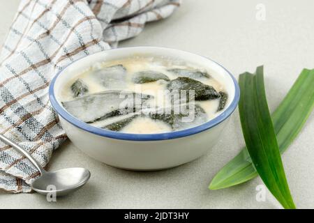 Es Cincau Hijau oder Green Grass Jelly Cincau Ijo, indonesisches Dessert aus Cincau Leaf mit Kokosmilch und Palmzucker. Beliebt beim Frühstück Stockfoto