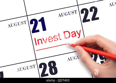 21. Tage im August. Hand zeichnen rote Linie und schreiben Sie den Text Invest Day am Kalenderdatum 21. August. Geschäfts- und Finanzkonzept. Sommermonat, da Stockfoto