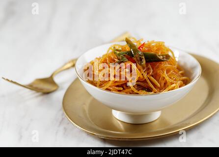 Würzige gebratene Glasnudel oder Bihun Goreng Pedas, mit Chili, Knoblauch, Schalotte und süßer Sojasoße frittierten Vermicelli. Indonesische Beilage Popular Me Stockfoto