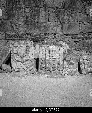 Mittelalterliche Heraldik-Steine aus einer nordportugiesischen Burg Stockfoto