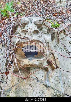 Die geschnitzte Steingargoyle dient als Dekor für den kleinen Pavillon der Felskapelle des Pauline-Klosters, Budapest, Ungarn Stockfoto