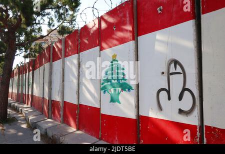 Beirut, Libanon. 22.. Juni 2022. Am 22 2022. Juni ist in der Nähe des UN-Gebäudes in Beirut, Libanon, eine Mauer einer zerstörten Militärzone zu sehen. (Foto: Elisa Gestri/Sipa USA) Quelle: SIPA USA/Alamy Live News Stockfoto