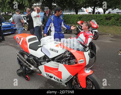 Goodwood, West Sussex, Großbritannien 23.. Juni 2022. Wayne Rainey Triple World Champion im Gespräch mit Karun Chandhok beim Goodwood Festival of Speed – ‘The Innovators – Masterminds of Motorsports’, in Goodwood, West Sussex, Großbritannien. © Malcolm Greig/Alamy Live News Stockfoto