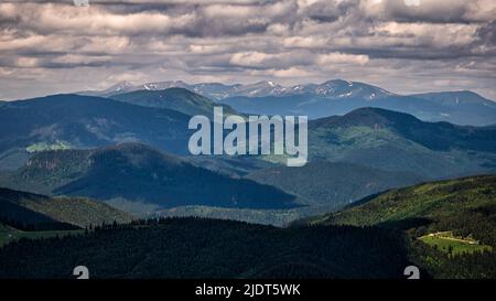 Hoverla, Chornohora-Gebirge, der höchste Gipfel in der Ukraine vom Maramures-Gebirge aus gesehen, Rumänien. Stockfoto