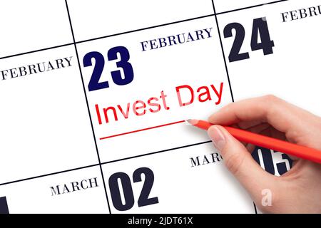 23. Tage im Februar. Hand zeichnen rote Linie und schreiben Sie den Text Invest Day am Kalenderdatum 23. Februar. Geschäfts- und Finanzkonzept. Wintermonat Stockfoto