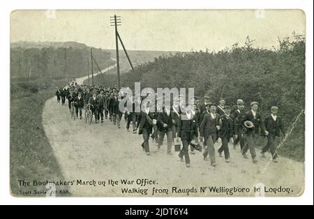 Originalpostkarte aus edwardianischer Zeit mit marschierenden Männern der Arbeiterklasse. Die Überschrift besagt: 'Northamptonshire Bootmakers march on the war Office Walking from Raunds near Wellingborough to London', Wellingborough liegt in der Grafschaft Northamptonshire, England, U.K Veröffentlicht von Scott Russell & Co., die Demonstranten wurden von Commander Joe Gribble angeführt und der marsch begann am 8.. Mai 1905. GROSSBRITANNIEN Stockfoto