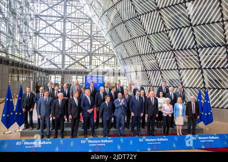 Brüssel, Belgien. 23.. Juni 2022. Der Präsident des Europäischen Rates, der Belgier Charles Michel, und Frankreichs Präsident Emmanuel Macron (führender europäischer Ratsvorsitz) sowie die europäischen Staats- und Regierungschefs, die auf dem Foto-Moment der Familiengruppe auf einem EU-Westbalkan-Treffen vor dem Europäischen rat am Donnerstag, dem 23. Juni 2022, in Brüssel abgebildet waren. Kredit: Belga Nachrichtenagentur/Alamy Live Nachrichten Stockfoto