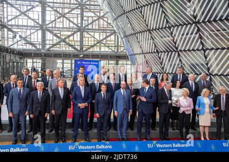 Brüssel, Belgien. 23.. Juni 2022. Der Präsident des Europäischen Rates, der Belgier Charles Michel, und Frankreichs Präsident Emmanuel Macron (führender europäischer Ratsvorsitz) sowie die europäischen Staats- und Regierungschefs, die auf dem Foto-Moment der Familiengruppe auf einem EU-Westbalkan-Treffen vor dem Europäischen rat am Donnerstag, dem 23. Juni 2022, in Brüssel abgebildet waren. Kredit: Belga Nachrichtenagentur/Alamy Live Nachrichten Stockfoto