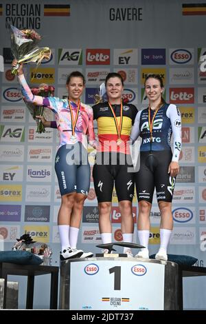 Die Belgierin Shari Bossuyt von Canyon-SRAM , Siegerin der Silbermedaille, die Belgierin Lotte Kopecky von SD Worx , Siegerin der Goldmedaille und die Belgierin Britt Knaven von AG Insurance - NXTG Team , Gewinnerin der Bronzemedaille, die auf dem Podium des Einzelzeitfahrens der Damenelite von 23km bei den belgischen Meisterschaften in Gavere abgebildet ist, Donnerstag, 23. Juni 2022. BELGA FOTO DAVID STOCKMAN Stockfoto