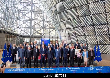 Brüssel, Belgien. 23.. Juni 2022. Der Präsident des Europäischen Rates, der Belgier Charles Michel, und Frankreichs Präsident Emmanuel Macron (führender europäischer Ratsvorsitz) sowie die europäischen Staats- und Regierungschefs, die auf dem Foto-Moment der Familiengruppe auf einem EU-Westbalkan-Treffen vor dem Europäischen rat am Donnerstag, dem 23. Juni 2022, in Brüssel abgebildet waren. Kredit: Belga Nachrichtenagentur/Alamy Live Nachrichten Stockfoto