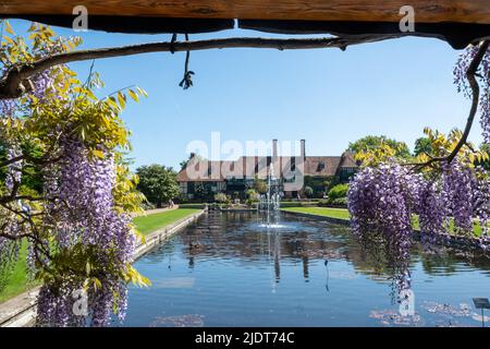 Woking, UK- Mai 2022: Royal Horticultural Society ( RHS) Garden in Wisley. Große Gärten mit Glashäusern in Surrey Stockfoto