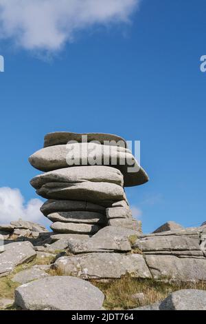 Die hoch aufragenden Granitfelsen stapeln den Cheesewring, der von Gletscheraktionen auf Stowes Hill auf Bodmin Moor in Cornwall hinterlassen wurde. Stockfoto