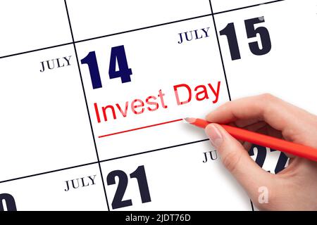 14. Tage im Juli. Hand zeichnen rote Linie und schreiben Sie den Text Invest Day am Kalenderdatum 14. Juli. Geschäfts- und Finanzkonzept. Sommermonat, Tag von Stockfoto