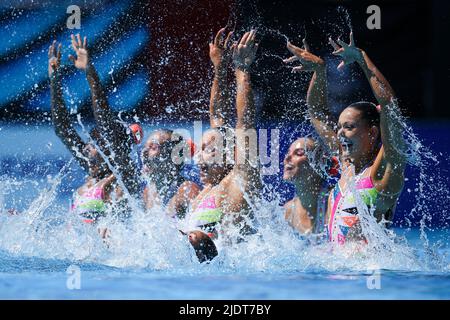 Budapest, Ungarn. 23.. Juni 2022. Team Brazil treten während der Vorbereitungvon Artistic Swimming Women Team Highlight in Budapest, Ungarn, am 23. Juni 2022 auf. Quelle: Zheng Huansong/Xinhua/Alamy Live News Stockfoto