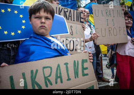 Brüssel, Belgien. 23.. Juni 2022. Ukrainer veranstalten am 23. Oktober 06/2022 die Kundgebung vor dem Hauptquartier des Europäischen Rates in Brüssel, Belgien. Demonstranten fordern den Beitritt der Ukraine zur EU. Staatsoberhaupt der Europäischen Union während der Ratssitzung am 23. Und 24. Juni diskutieren, den EU-Beitrittsantrag aus der Ukraine. Von Wiktor Dabkowski Quelle: dpa/Alamy Live News Stockfoto