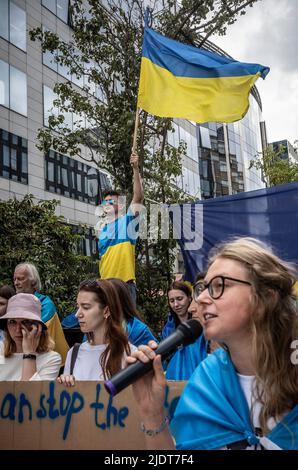 Brüssel, Belgien. 23.. Juni 2022. Ukrainer veranstalten am 23. Oktober 06/2022 die Kundgebung vor dem Hauptquartier des Europäischen Rates in Brüssel, Belgien. Demonstranten fordern den Beitritt der Ukraine zur EU. Staatsoberhaupt der Europäischen Union während der Ratssitzung am 23. Und 24. Juni diskutieren, den EU-Beitrittsantrag aus der Ukraine. Von Wiktor Dabkowski Quelle: dpa/Alamy Live News Stockfoto