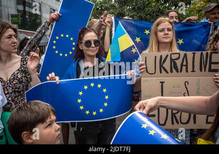 Brüssel, Belgien. 23.. Juni 2022. Ukrainer veranstalten am 23. Oktober 06/2022 die Kundgebung vor dem Hauptquartier des Europäischen Rates in Brüssel, Belgien. Demonstranten fordern den Beitritt der Ukraine zur EU. Staatsoberhaupt der Europäischen Union während der Ratssitzung am 23. Und 24. Juni diskutieren, den EU-Beitrittsantrag aus der Ukraine. Von Wiktor Dabkowski Quelle: dpa/Alamy Live News Stockfoto