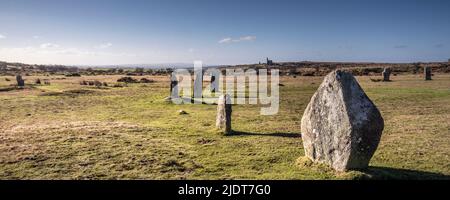 Ein Panoramabild des späten Nachmittagslichts über dem spätneolithischen frühen Bronzezeit stehende Steine die Hurler auf Craddock Moo auf Bodmin Moor. Stockfoto