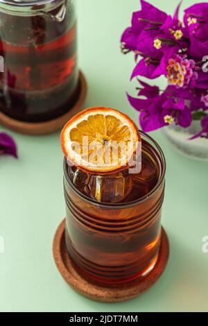 Frisch gebrühter roter Früchtetee auf dem grünen Tisch Stockfoto