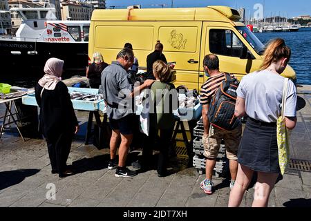 Marseille, Frankreich. 09.. Juni 2022. Fischer verkaufen ihre Fische an einem Kai im Alten Hafen von Marseille. (Foto von Gerard Bottino/SOPA Images/Sipa USA) Quelle: SIPA USA/Alamy Live News Stockfoto