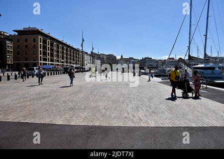 Marseille, Frankreich. 09.. Juni 2022. Die Menschen werden auf einem Kai im Alten Hafen von Marseille zu Fuß gesehen. (Foto von Gerard Bottino/SOPA Images/Sipa USA) Quelle: SIPA USA/Alamy Live News Stockfoto