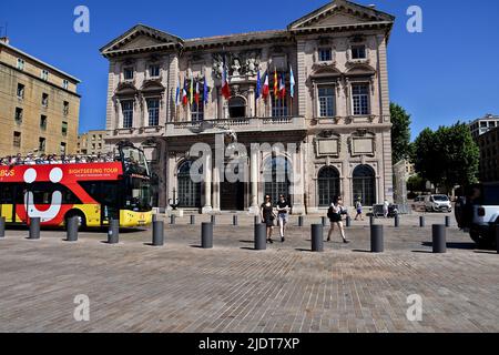 Marseille, Frankreich. 09.. Juni 2022. Vor dem Rathaus von Marseille fährt ein Touristenbus. (Foto von Gerard Bottino/SOPA Images/Sipa USA) Quelle: SIPA USA/Alamy Live News Stockfoto