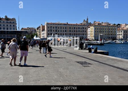 Marseille, Frankreich. 09.. Juni 2022. Die Menschen werden auf einem Kai im Alten Hafen von Marseille zu Fuß gesehen. (Foto von Gerard Bottino/SOPA Images/Sipa USA) Quelle: SIPA USA/Alamy Live News Stockfoto