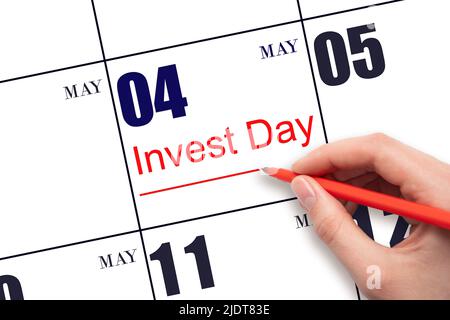 4. Tage im Mai. Hand zeichnen rote Linie und schreiben Sie den Text Invest Day am Kalenderdatum 4. Mai. Geschäfts- und Finanzkonzept. Frühlingsmonat, Tag der Stockfoto
