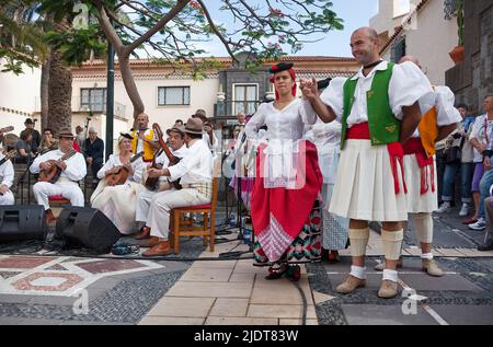Folklore-Show im Pueblo Canario, Musiker und Tänzer mit traditionellen Kostümen im Parque Doramas, Las Palmas, Grand Canary, Kanarische Inseln, Spanien Stockfoto