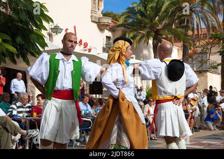 Folklore-Show im Pueblo Canario, Musiker und Tänzer mit traditionellen Kostümen im Parque Doramas, Las Palmas, Grand Canary, Kanarische Inseln, Spanien Stockfoto