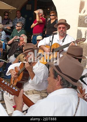 Folklore-Show im Pueblo Canario, Musiker mit traditionellen Kostümen im Parque Doramas, Las Palmas, Grand Canary, Kanarische Inseln, Spanien, Europa Stockfoto