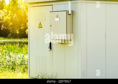 Elektrischer Hochspannungsverteilerschrank im Freien mit Morgensonne Stockfoto