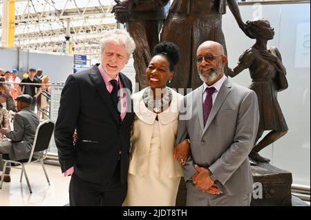 Keith Taylor, Baroness Floella Benjamin, Basil Watson, Windrush Day, Statue Enthüllung, Waterloo Station, London, Großbritannien Stockfoto