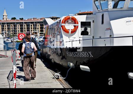 Marseille, Frankreich. 9.. Juni 2022. Die Menschen bereiten sich darauf vor, an einem Kai im Alten Hafen von Marseille an Bord eines Bootes zu gehen. (Bild: © Gerard Bottino/SOPA Images via ZUMA Press Wire) Stockfoto