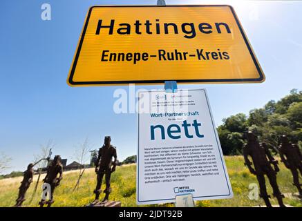 Hattingen, Deutschland. 23.. Juni 2022. Ein Schild mit der Aufschrift „Wortpartnerschaft für das Wort schön“ ist unter einem Stadtschild von Hattingen zu sehen. Für die Stadt mit 60.000 Einwohnern im Ennepe-Ruhrgebiet ist die Ehrenrettung von Nice Teil einer Marketingkampagne. Es wird zum Beispiel mit der Phrase 'nice here' und dem Hashtag '#netteshattingen' beworben. Seit Donnerstag gibt es in der Stadt zehn Schilder. Quelle: Dieter Menne/dpa/Alamy Live News Stockfoto