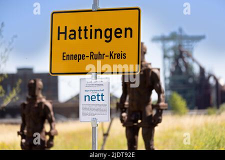 Hattingen, Deutschland. 23.. Juni 2022. Ein Schild mit der Aufschrift „Wortpartnerschaft für das Wort schön“ ist unter einem Stadtschild von Hattingen zu sehen. Für die Stadt mit 60.000 Einwohnern im Ennepe-Ruhrgebiet ist die Ehrenrettung von Nice Teil einer Marketingkampagne. Es wird zum Beispiel mit der Phrase 'nice here' und dem Hashtag '#netteshattingen' beworben. Seit Donnerstag gibt es in der Stadt zehn Schilder. Quelle: Dieter Menne/dpa/Alamy Live News Stockfoto