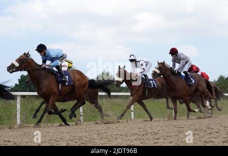 Revision und Kevin Stott (links) auf dem Weg zum Gewinn der Pertemps Network Novice Stakes am ersten Tag des Northumberland Plate Festivals auf der Rennbahn von Newcastle. Bilddatum: Donnerstag, 23. Juni 2022. Stockfoto