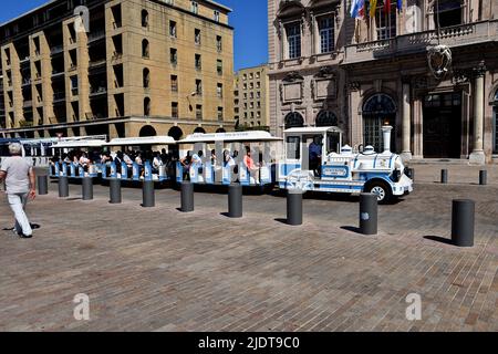 Marseille, Frankreich. 9.. Juni 2022. Vor dem Rathaus von Marseille fährt ein kleiner Zug mit Touristen. (Bild: © Gerard Bottino/SOPA Images via ZUMA Press Wire) Stockfoto