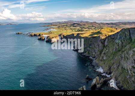 Luftaufnahme des Great Pollet Sea Arch, Fanad Peninsula, County Donegal, Irland. Stockfoto