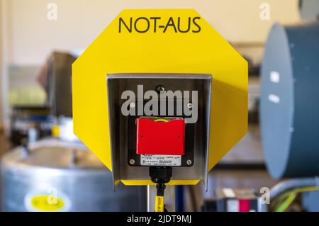 Wolfersberg, Deutschland. 23.. Juni 2022. Ein roter Knopf mit der Aufschrift „Not-aus“ befindet sich in einem Gebäude im Gasspeicher Wolfersberg östlich von München. Kredit: Peter Kneffel/dpa/Alamy Live Nachrichten Stockfoto