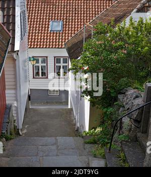 Alte und traditionelle weiße Häuser und Narrovstraßen in der schönen Stadt Skudenes auf Karmöy, Westnorwegen. Stockfoto